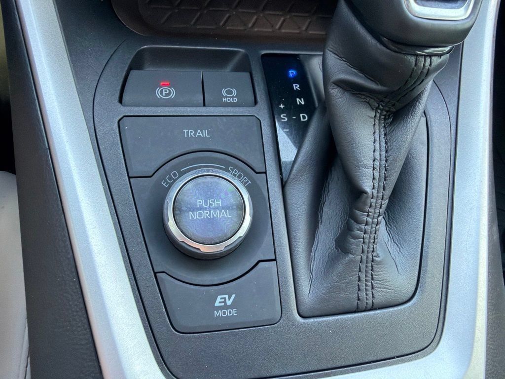 Used 2021 Toyota RAV4 Limited AWD/4WD image 28