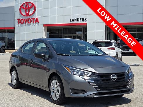 Used 2025 Nissan Versa S w/ Trunk Package FWD image 1