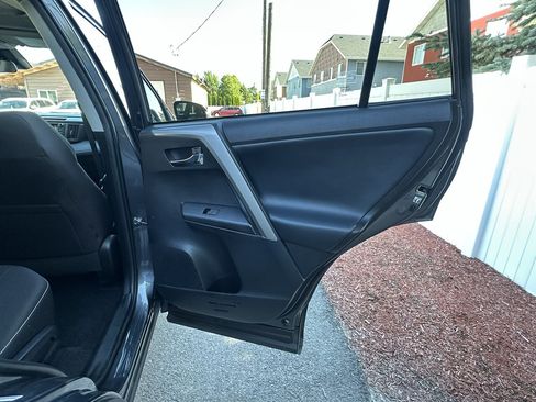 Used 2018 Toyota RAV4 XLE AWD/4WD image 40