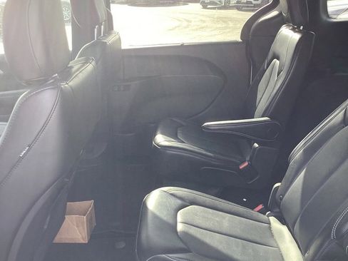 Used 2025 Chrysler Pacifica Select image 15