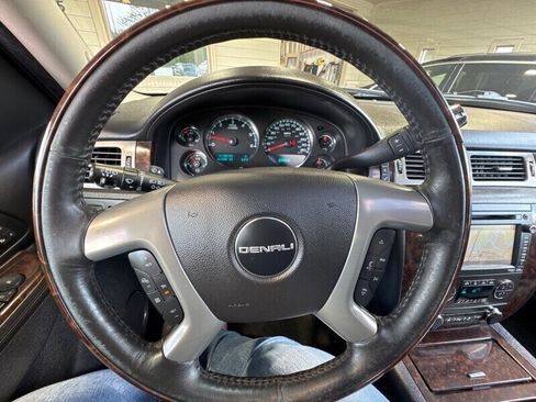 Used 2014 GMC Yukon XL Denali image 26