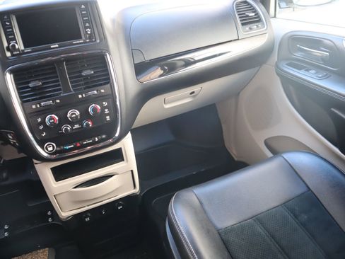 Used 2017 Dodge Grand Caravan SXT w/ Rear Park Assist Package image 39