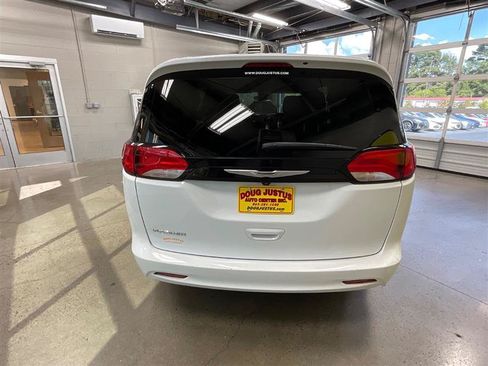 Used 2023 Chrysler Voyager LX FWD image 4