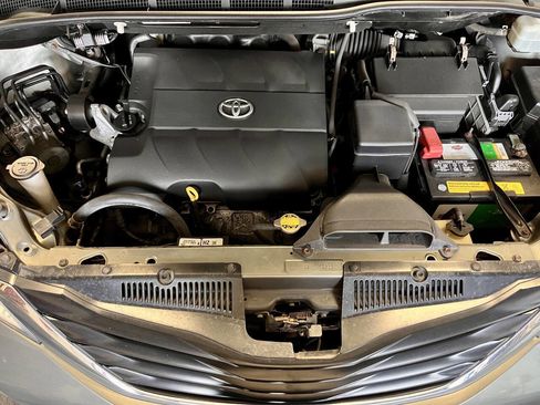 Used 2012 Toyota Sienna LE image 23