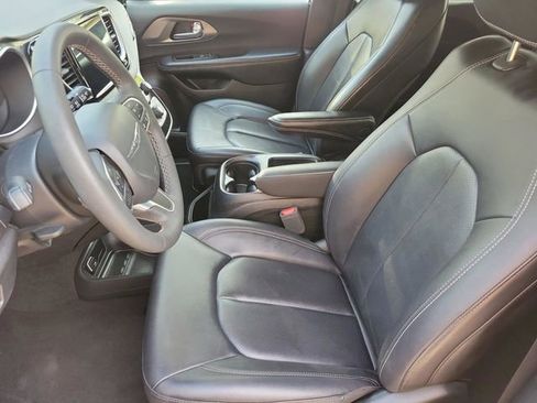 Used 2025 Chrysler Pacifica Select FWD image 10