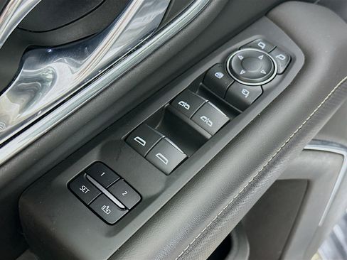 Used 2023 Chevrolet Suburban Premier image 18