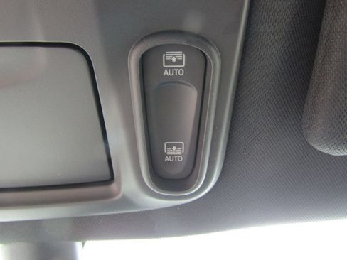 Used 2025 Chrysler Pacifica Limited FWD image 39