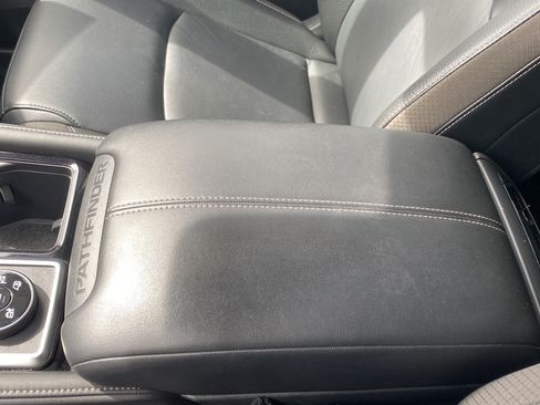 Used 2024 Nissan Pathfinder SL AWD/4WD image 19