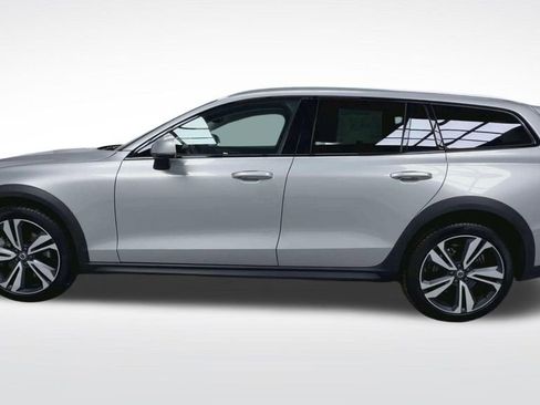 Used 2025 Volvo V60 B5 Cross Country Plus AWD/4WD image 21