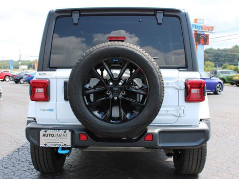 Used 2023 Jeep Wrangler Unlimited Sahara w/ Cold Weather Group AWD/4WD image 5