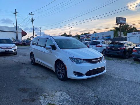 Used 2018 Chrysler Pacifica Limited w/ Tire & Wheel Group FWD image 7