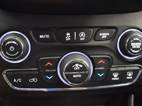 Used 2019 Jeep Cherokee Trailhawk AWD/4WD image 27