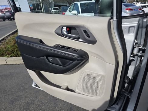 Used 2023 Chrysler Pacifica Touring-L image 18