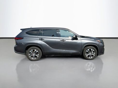 Used 2022 Toyota Highlander XLE FWD image 8