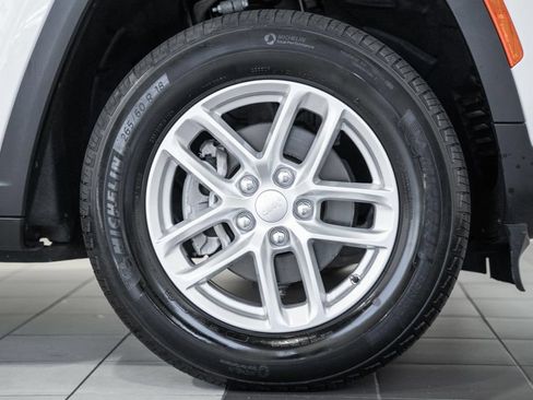 Certified 2023 Jeep Grand Cherokee Laredo AWD/4WD image 15