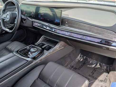 Used 2025 BMW i7 eDrive50 w/ Premium Package RWD image 24