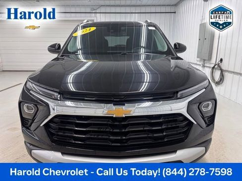 Used 2024 Chevrolet TrailBlazer LT w/ Convenience Package FWD image 2