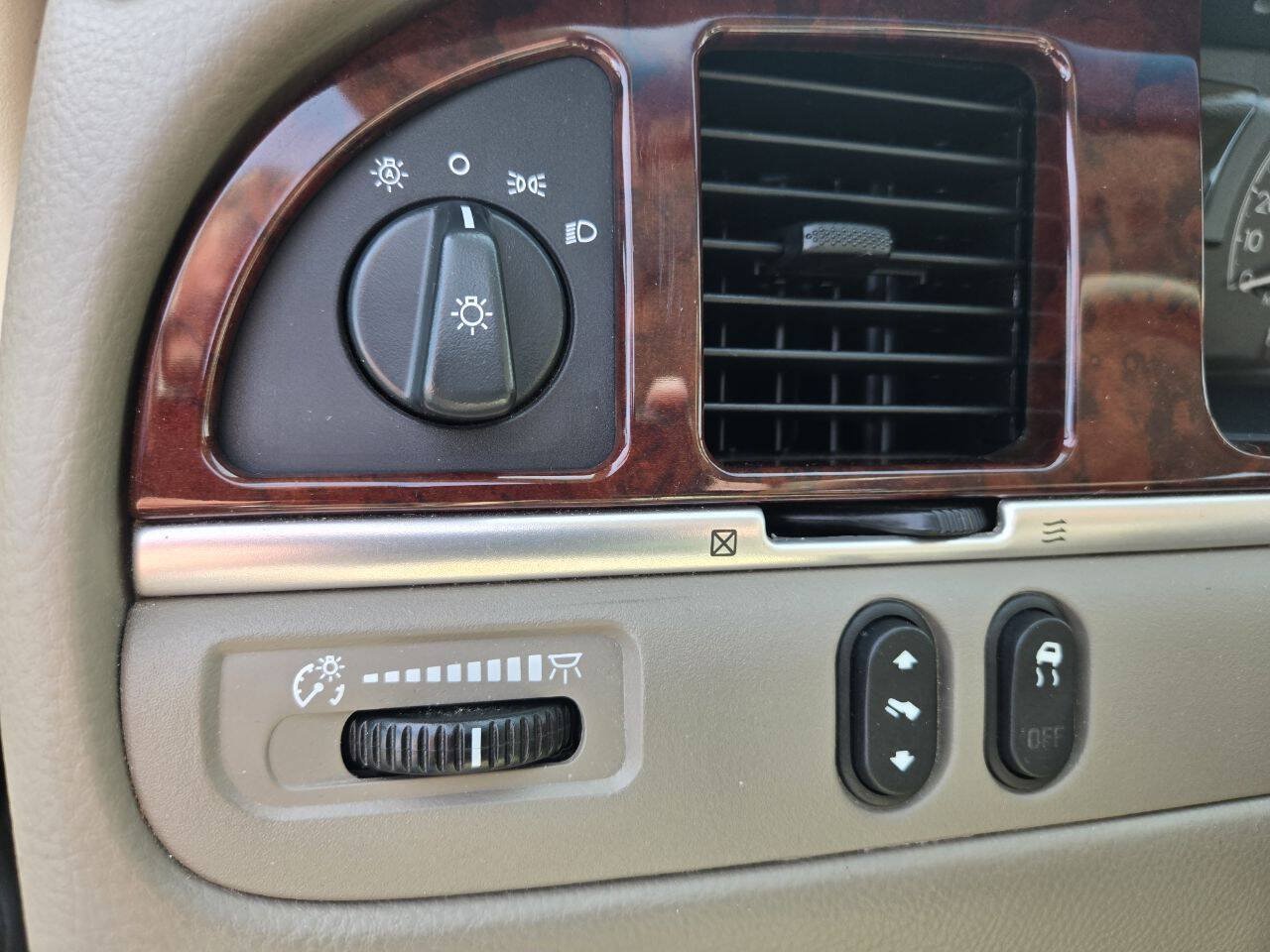Used 2005 Lincoln Town Car Signature RWD image 16