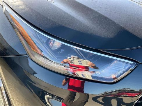 Used 2023 Toyota Highlander LE image 26
