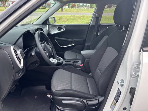 Used 2025 Kia Soul LX w/ LX Technology Package FWD image 24