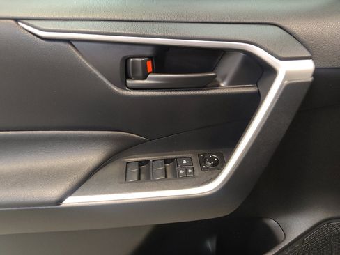 Used 2019 Toyota RAV4 LE FWD image 27
