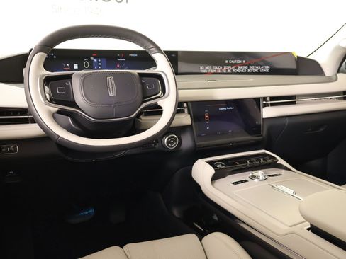 New 2026 Lincoln Navigator Premiere AWD/4WD image 2