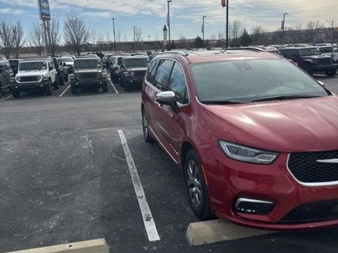 Used 2025 Chrysler Pacifica Pinnacle image 1