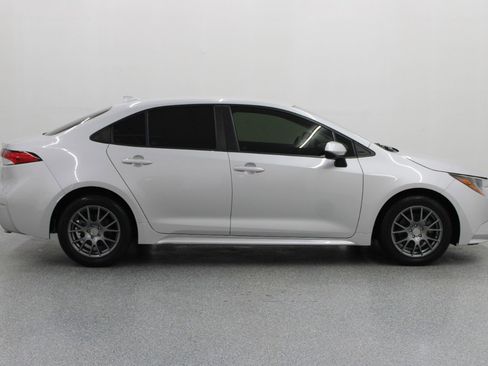 Used 2022 Toyota Corolla LE image 2
