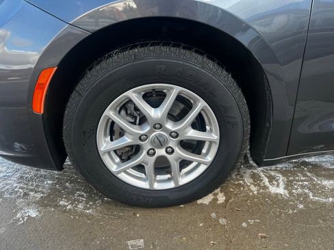 Used 2023 Chrysler Pacifica Touring-L FWD image 12