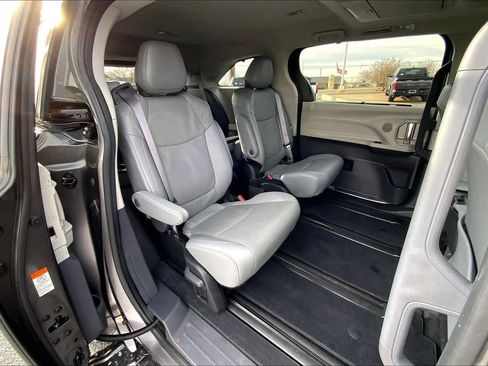Used 2024 Toyota Sienna Limited image 20