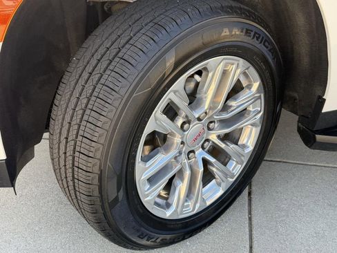 Used 2022 GMC Yukon XL SLT w/ SLT Premium Package image 9