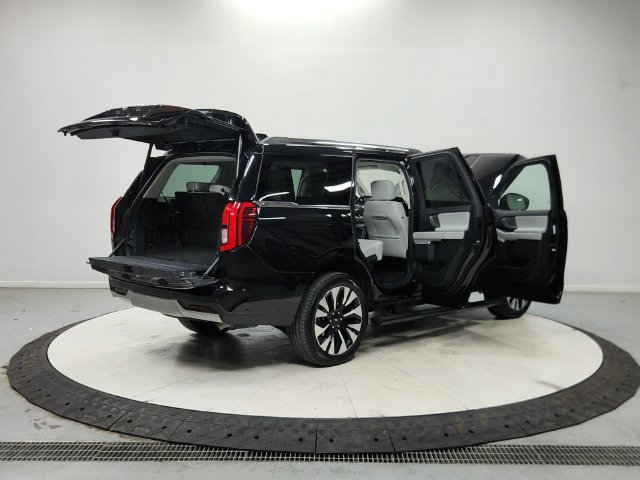 Used 2025 Ford Expedition Platinum w/ Driver's Package AWD/4WD image 16