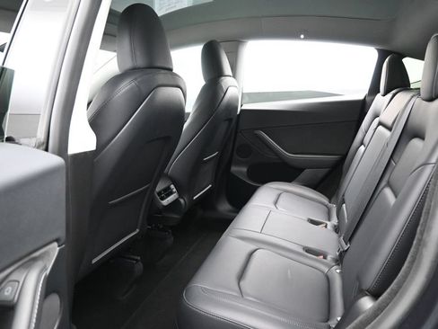 Used 2024 Tesla Model Y 2WD image 31