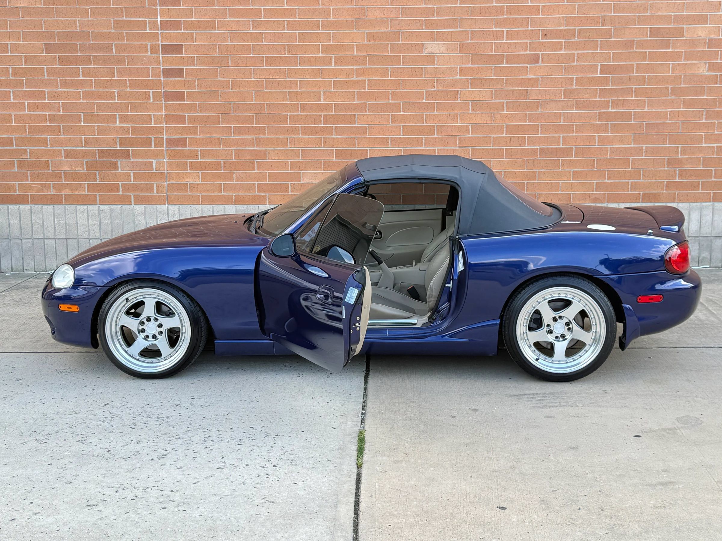 Used 2004 MAZDA MX-5 Miata LS w/ Sports Look Appearance Pkg RWD image 7