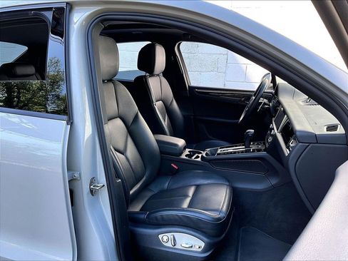 Certified 2023 Porsche Macan AWD/4WD image 12