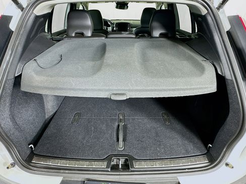 Used 2025 Volvo XC40 B5 Plus AWD/4WD image 30