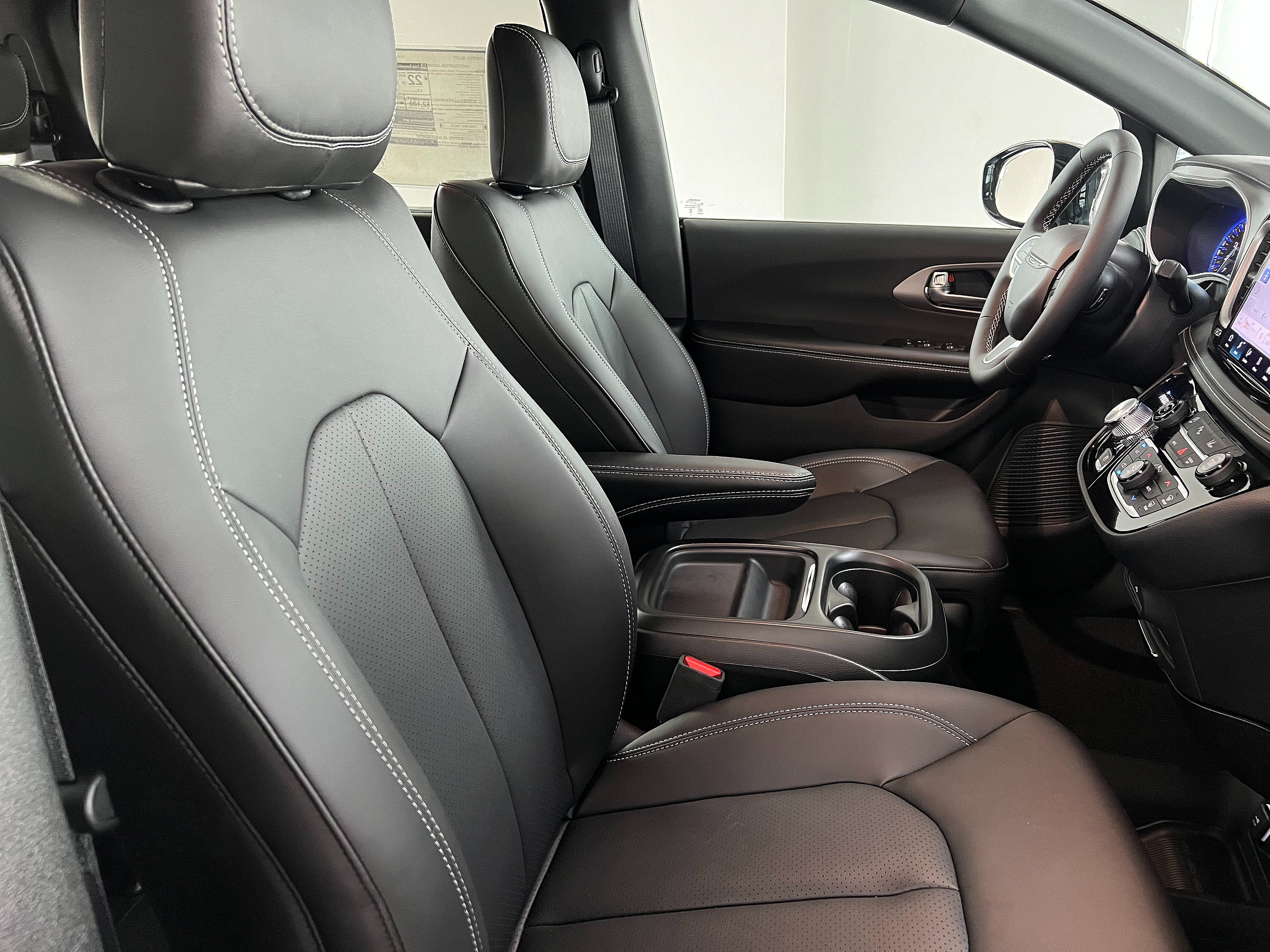New 2027 Chrysler Pacifica Select FWD image 26