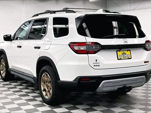 Used 2024 Honda Pilot TrailSport image 2