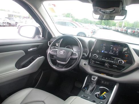 Used 2024 Toyota Highlander XLE AWD/4WD image 26