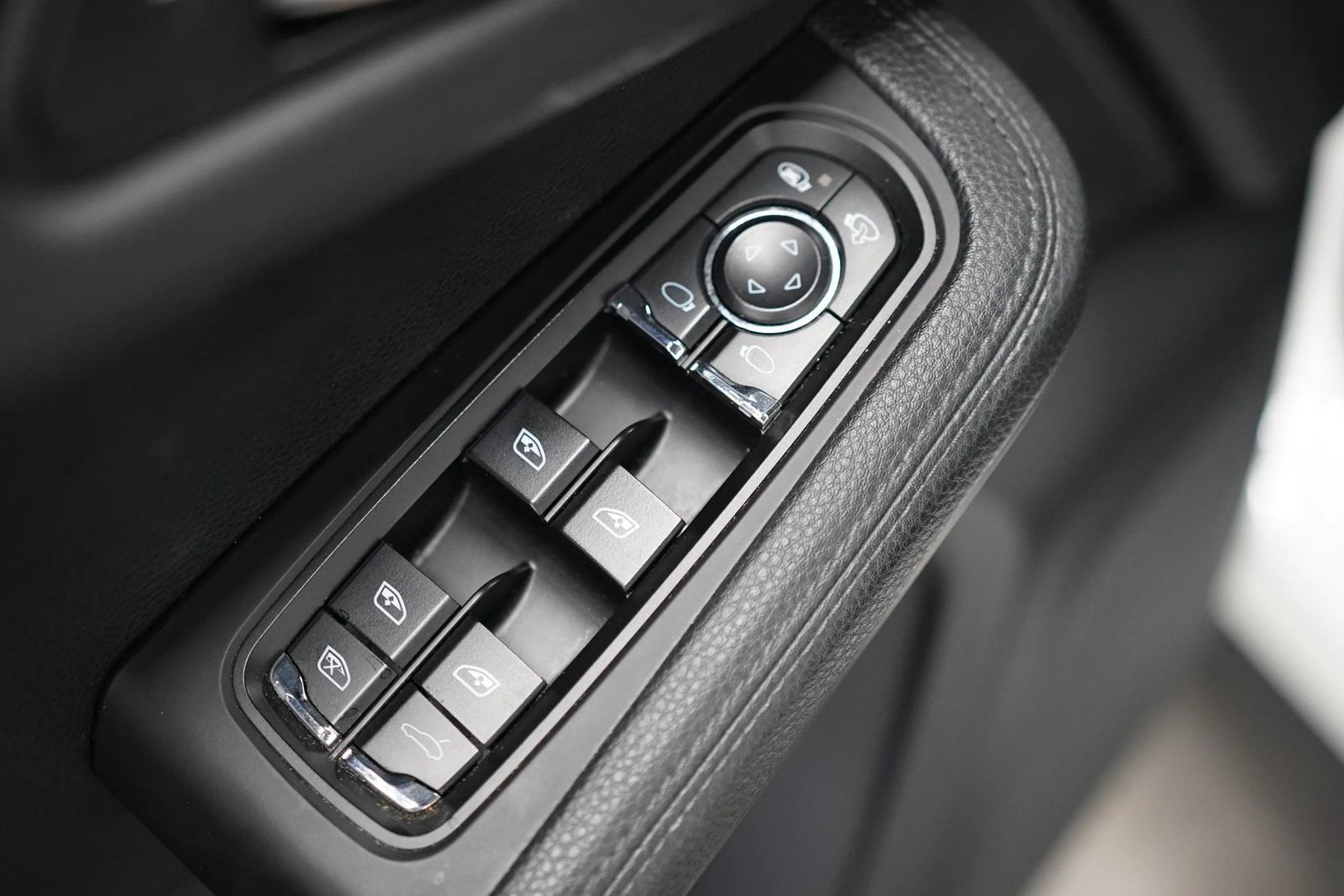 Used 2019 Porsche Macan AWD/4WD image 37