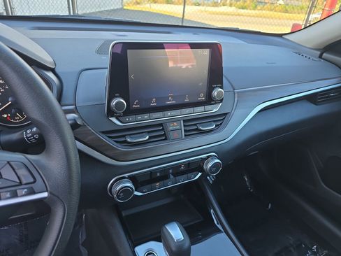 Used 2024 Nissan Altima 2.5 SV image 25