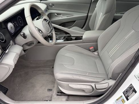 Used 2025 Hyundai Elantra SEL image 21