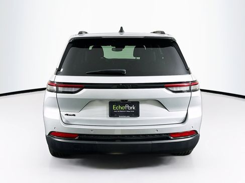 Used 2023 Jeep Grand Cherokee Altitude AWD/4WD image 7