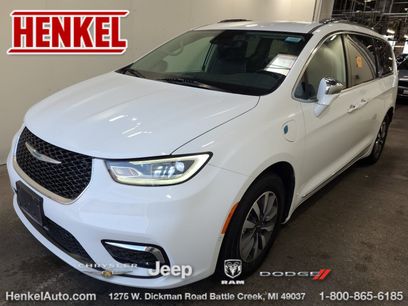 Used 2021 Chrysler Pacifica Limited w/ Uconnect Theater Family Group