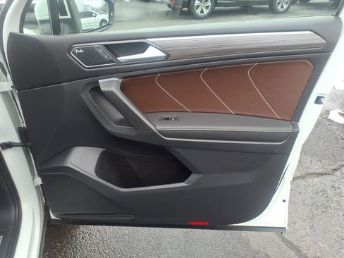 Certified 2022 Volkswagen Tiguan SEL R-Line image 10