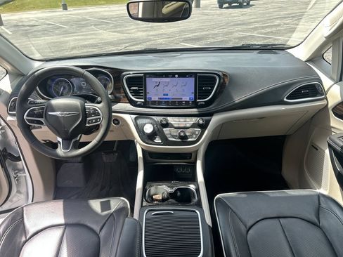 Used 2023 Chrysler Pacifica Limited w/ Uconnect Theater Family Group AWD/4WD image 14