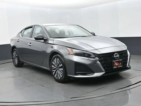 Used 2025 Nissan Altima 2.5 SV FWD image 2