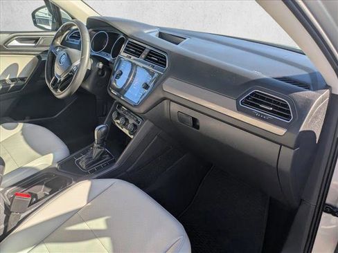 Used 2021 Volkswagen Tiguan SE image 19