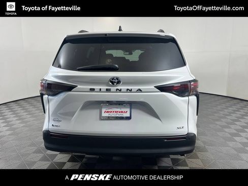 Used 2026 Toyota Sienna XLE FWD image 4