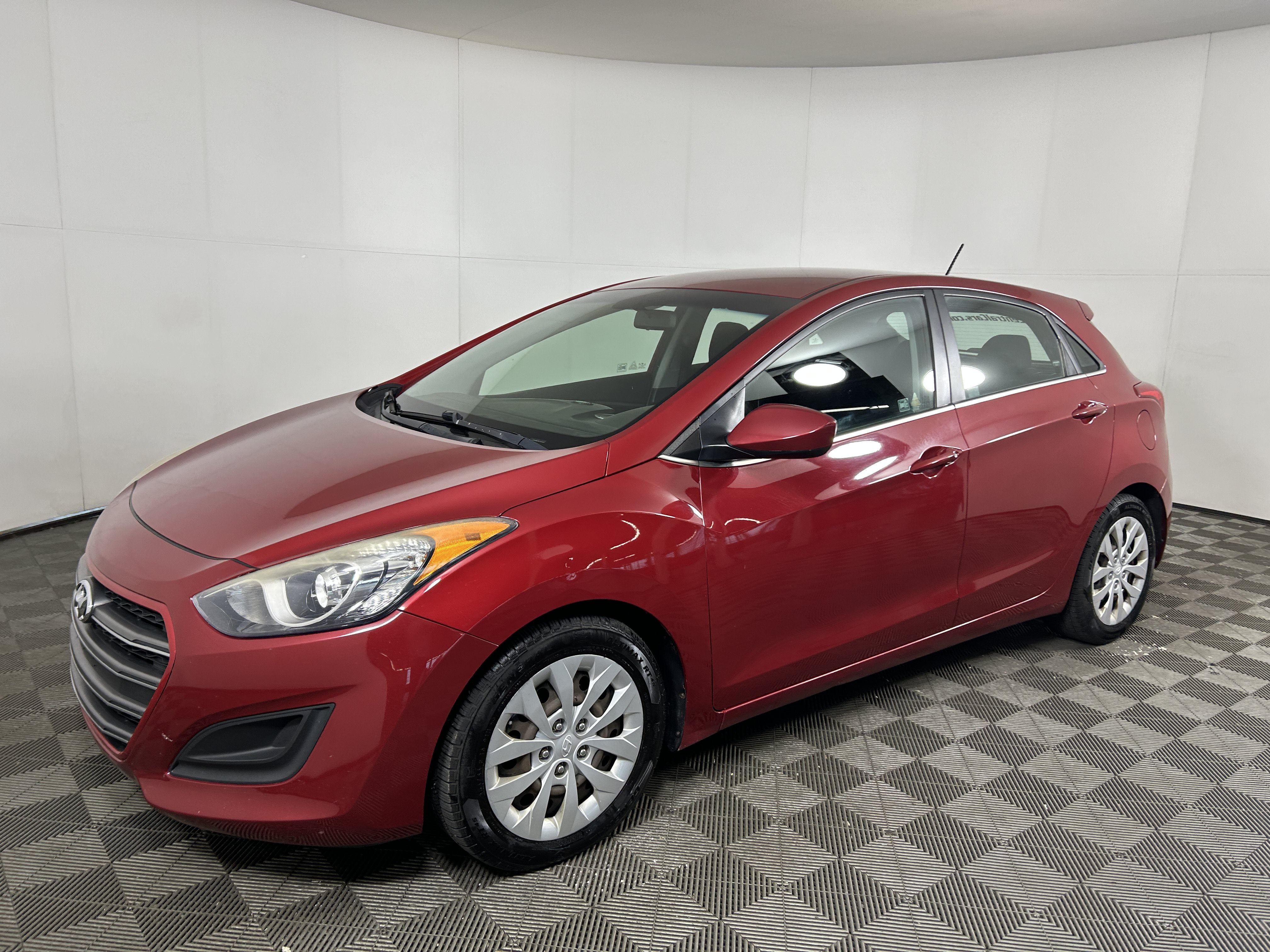 Used 2016 Hyundai Elantra GT FWD image 1